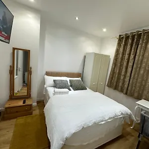 beautiful-double-room-with-free-wi-fi-shared-bathroom.cambridgehotelsuk.com/
